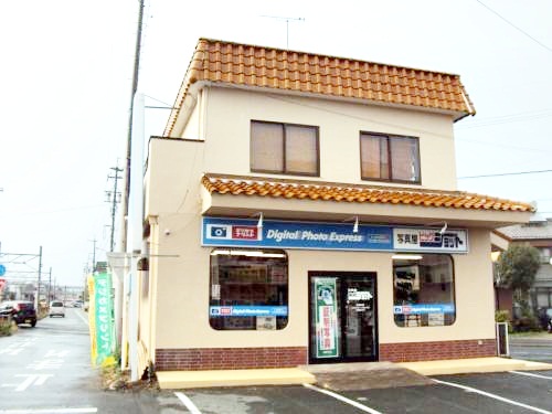 落ち着いたたたずまいの店舗になりました。