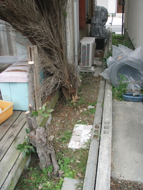 気になっていた隣地との境界にフェンスを設けました。