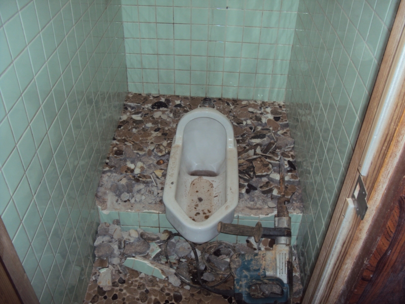 兼用トイレを解体し洋式のトイレに改修する為の工事が始りました。土間のコンクリートを斫り取り、フロアー貼りの床へ変更します。
