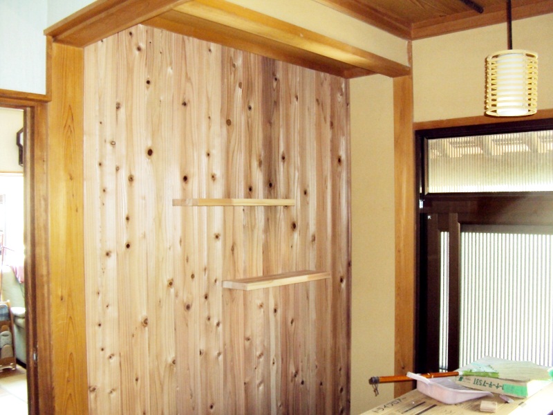 玄関ホールの壁一面を杉の羽目板で貼り、飾り棚を取付けました。