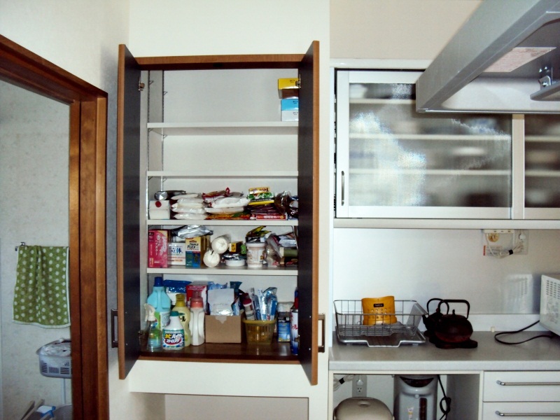 以前、勝手口だった場所には食器棚を置き、その横には可動棚を設けた食品庫を配置しました。
