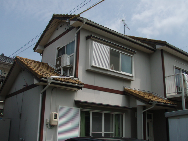 濃紺の屋根と白、ラベンダーの爽やかな建物 濃紺の屋根と白、ラベンダーの爽やかな建物