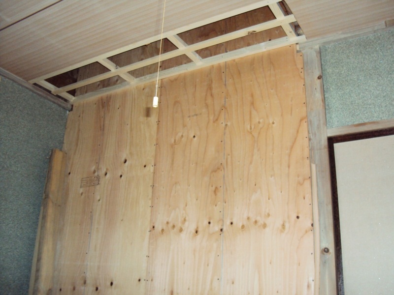 和室の壁を耐震壁にする為、床と天井を剥がし、土台・柱・梁を構造用合板で張り合わせました。