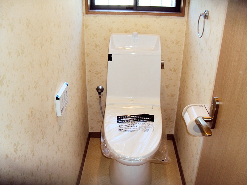 古くて汚れていたトイレを、LIXILの「アメージュＺ」に取り替えました。シャワートイレ一体型で、汚れが付きにくくお掃除も楽に行える商品です。