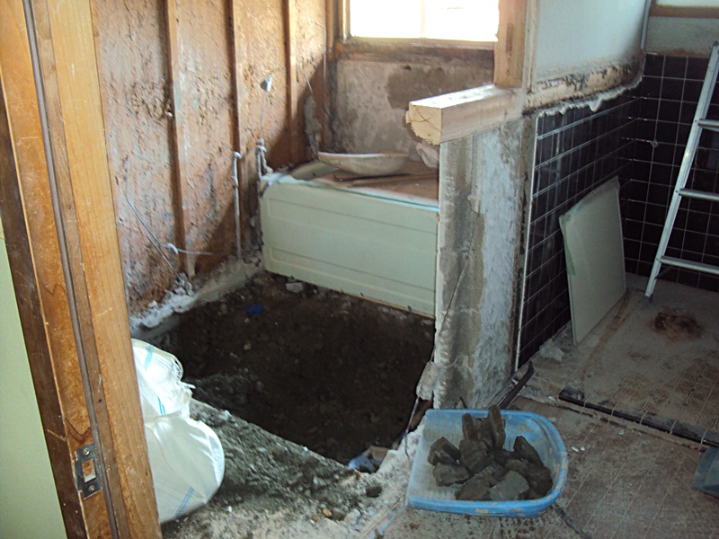 浴室の天井はモルタル塗りなので、大ハンマーで叩いて剥がしました。床の解体では土間のタイルを斫り取り盛り土を搬出します。