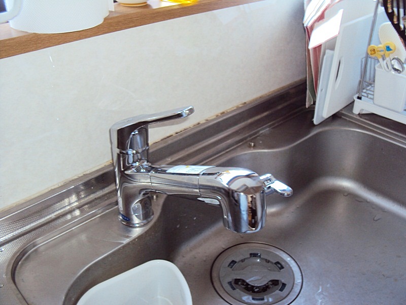 システムキッチンの水栓を取り替えました。浄水器内蔵型の水栓で、ワンタッチで水道水から浄水に切替が出来ます。