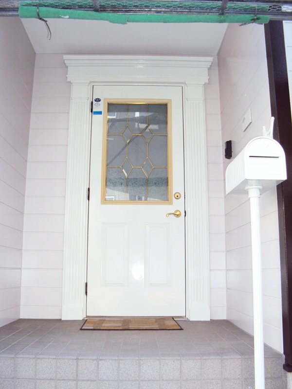 玄関ドアとポストはホワイトで仕上げました。艶も甦りとても綺麗になりました。