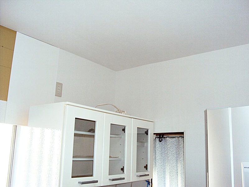 壁・天井のビニールクロス貼りが終わっています。キッチンボードと同じホワイト色で合わせ、明るい部屋になりました。