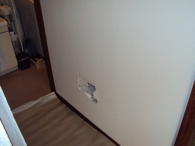 壁に開いた穴を補修しました。