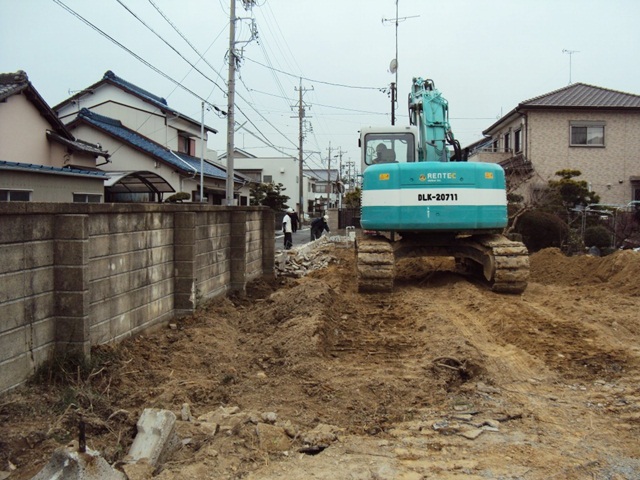 塀と植栽、庭石の撤去を行っています。