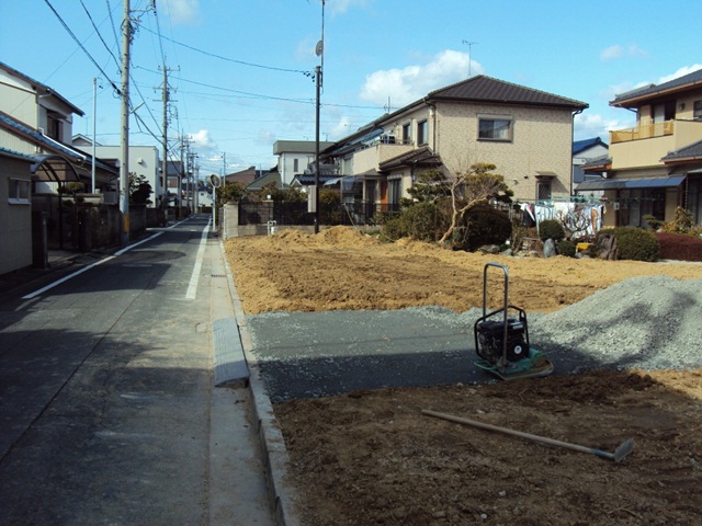 塀と庭の解体が終わり、乗り入れ用の通路部分に砕石を敷き転圧を行っています。