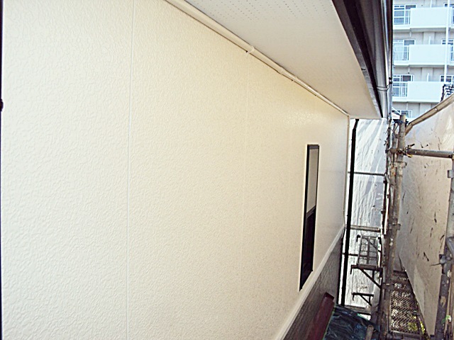 ２階部分の上塗りには「ファインシリコンフレッシュ」を２度塗り重ね仕上げました。クリーム色の外壁が暖かな印象を与えています。