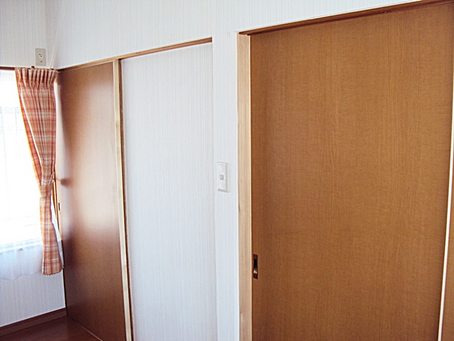和室から洋室に生まれ変わった部屋の建具は、床のフロアー合板と色を合わせ一体感を持たせました。