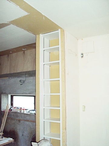 キッチン横に柱型のスペースを利用した物入れを作りました。棚板を可動とし収納する物に対応します。