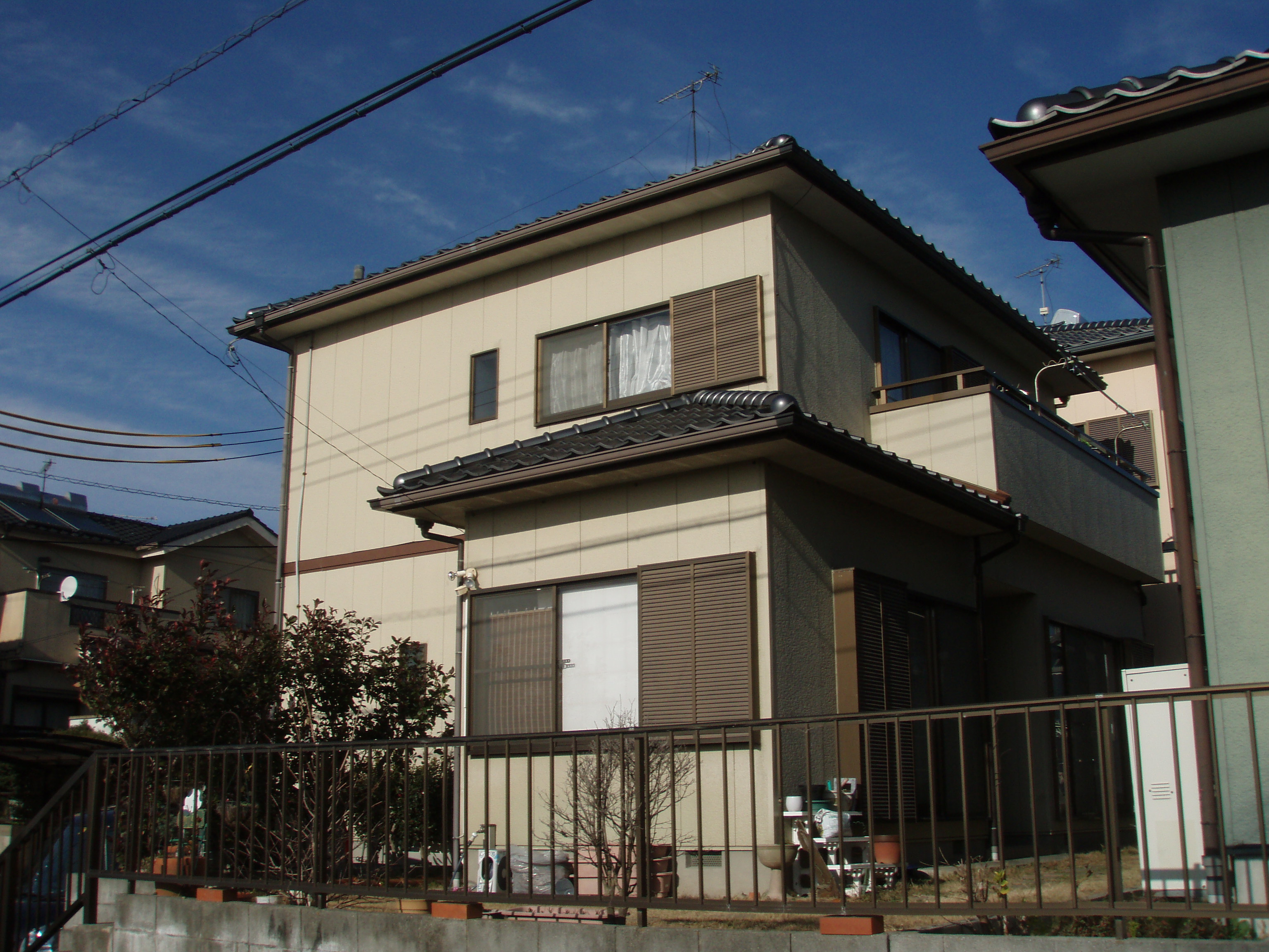 外壁の塗り替えと、勝手口を腰高窓に取り替えました。 外壁の塗り替えと、勝手口を腰高窓に取り替えました。