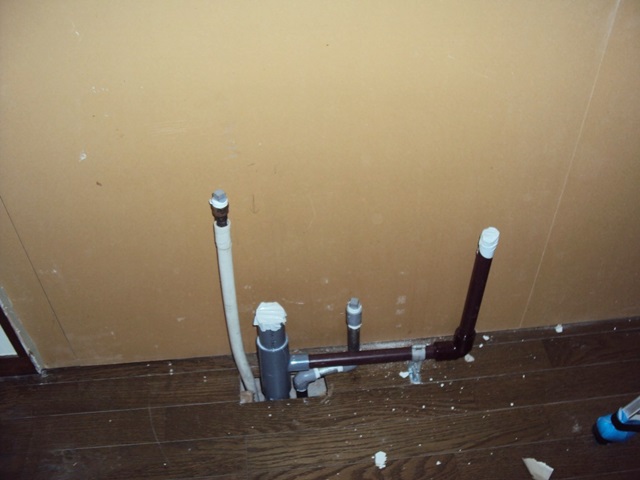 既設のキッチンを撤去後、新しく据え付けるキッチンに合わせて配管を変更しました。