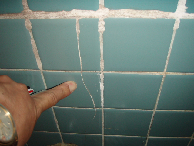 浴室タイル補修と浴室壁塗装をしました。