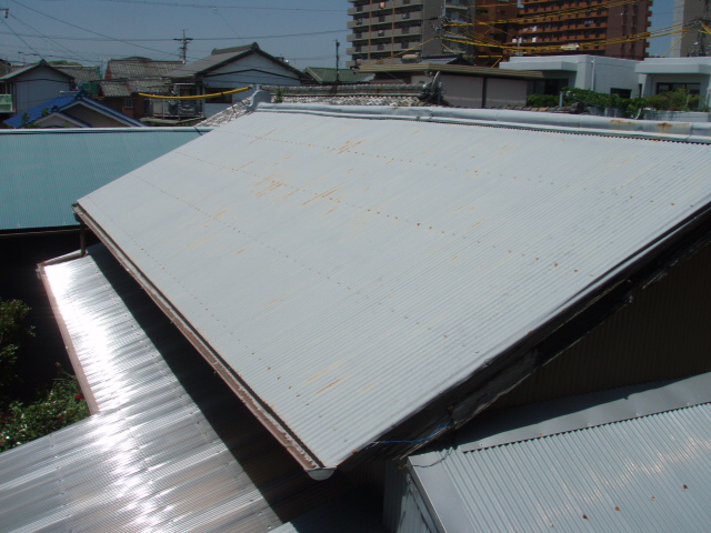 トタン屋根の塗装をしました。 トタン屋根の塗装をしました。