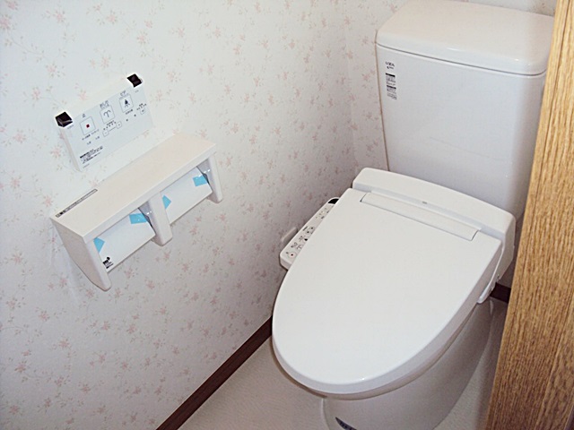 ２階のトイレは花柄の壁紙で可愛らしい個室となりました。