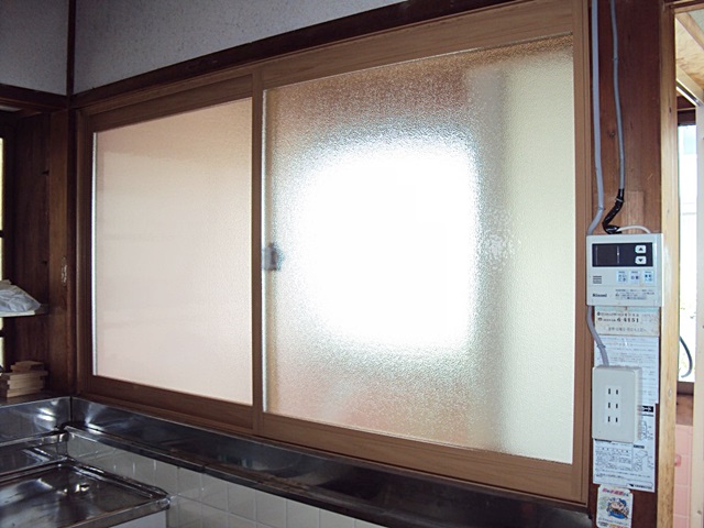 キッチンと浴室の間にあった木製の窓を、「プラマードＵ」に取り替えました。