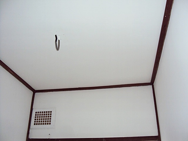 汚れとシミの目立つ壁と天井をホワイトで塗装しました。とても明るく綺麗な浴室に生まれ変わりました。