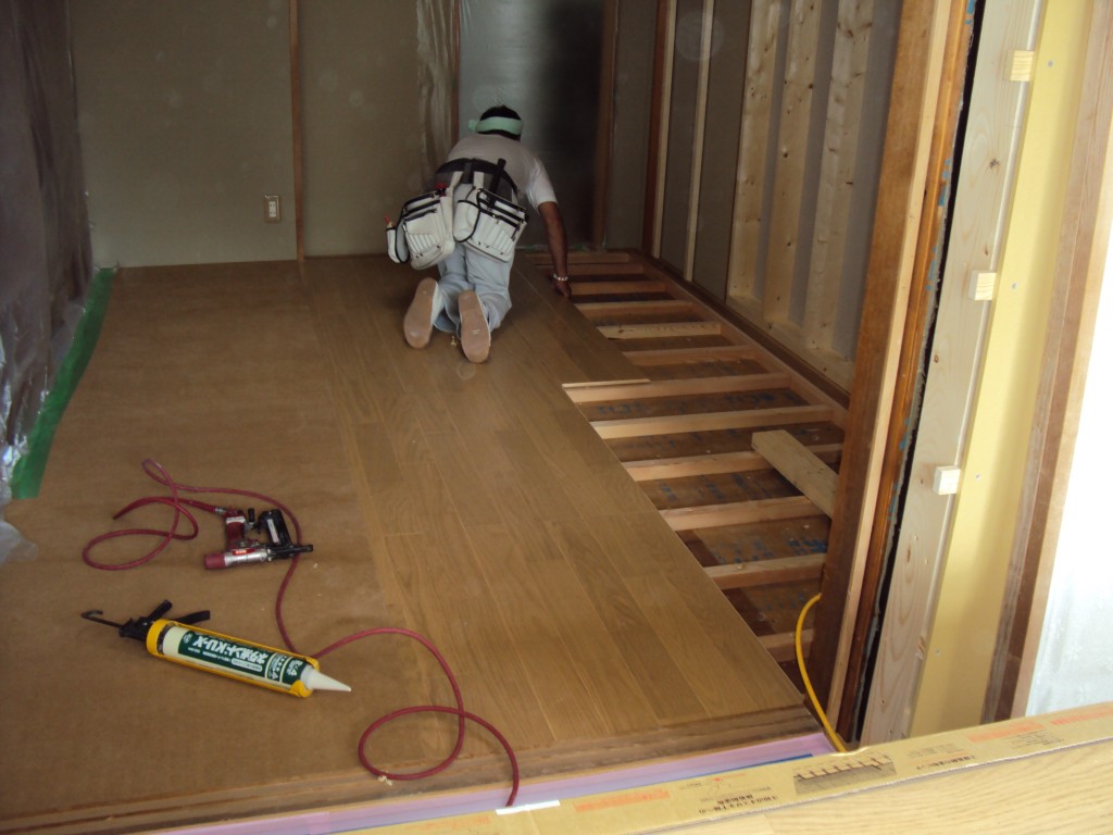 増築部分の内部の造作と同時に、母屋の和室の床を、畳からフロアー張りに変更しました。