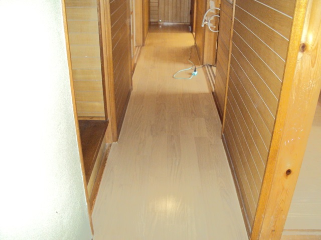 廊下は既存のフロアの上に貼り増しをすることで、リーズナブルに2重の丈夫な床にリフォームをしました。