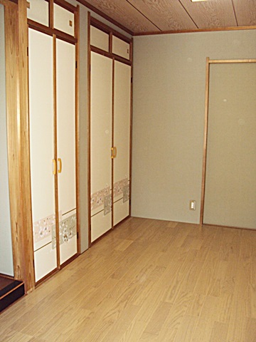 増築部分に続く和室は畳からフローリング床とし、スッキリと使い勝手が良くなりました。また襖を張り替えました。