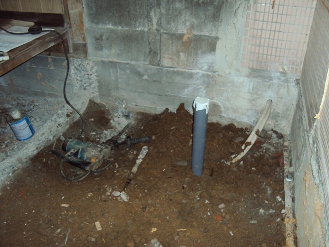 在来の浴室を解体し、腐食の進んでいた水道管や土管の排水を新しい配管に取り替える工事を行いました。