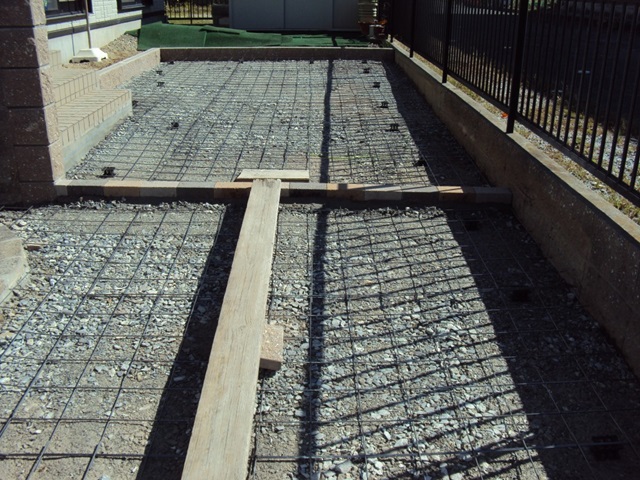 土間コンクリートの強度を増すためのワイヤーメッシュを敷き詰めました。