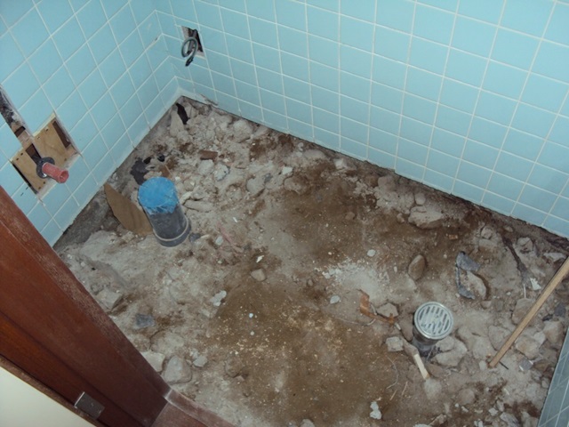 既設の土間を斫りとり、新しいトイレに合わせ配管をやり直しました。
