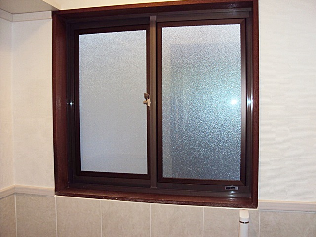 窓の単板ガラスをペアガラスに変更し、断熱効果も向上させました。