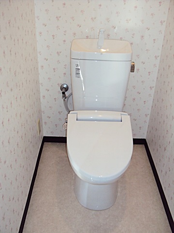 トイレは、床と壁のクロスをを貼り替え、便器を新しい物に取り替えました。