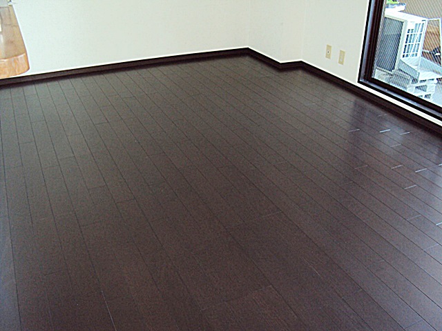 居間は、既存の床の上にフロアー合板を張り増ししています。濃い色を使用し落ち着きと重厚感のある空間としています。