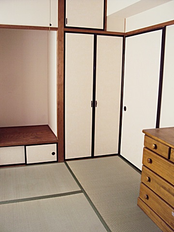 和室のリフォームは、襖と障子を貼り替え畳の表替えを行いました。
