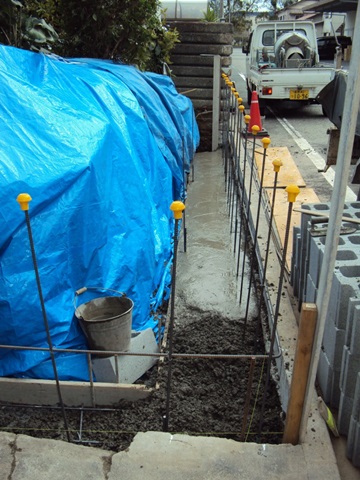 盛り土を取り除き、ブロック塀の基礎鉄筋を配筋後、ベースコンクリートの打設を行いました。