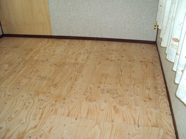 屋根の改修に並行して内部の改修も行いました。倉庫の床をベニヤで張り直し、剥がれていた壁もベニヤで補修しました。