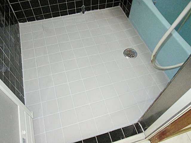 床を、ＩＮＡＸの「サーモタイル」で貼り直しました。断熱性能を向上させた製品で、足元のヒンヤリ感を軽減します。