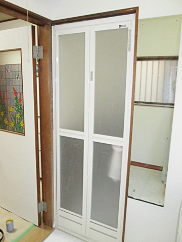 浴室のドアをアルミの折戸に取り替え、水密性を良くしました。