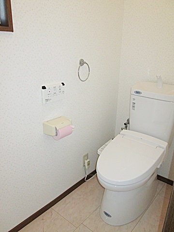 トイレは内装を全て新しくし、設備機器も新しく、LIXILのアメージュＺリトイレに交換。とても明るく衛生的な空間となりました。