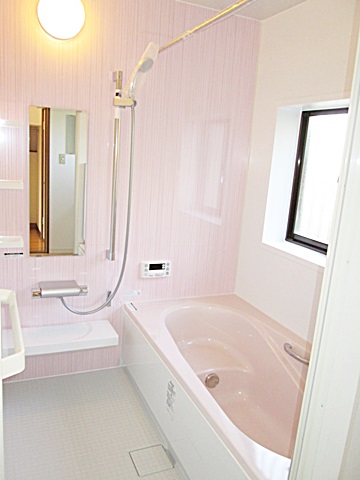 浴室はLIXILの　Kireiyu 1616を採用しました。ピンクのアクセントが温かく、可愛らしい印象の浴室となりました。広さも十分あり、ゆったりとご入浴頂けます。