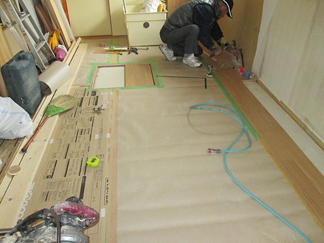 流し前の配管を変更し、床のクッションフロアーを剥がしてフロアー合板を張り増ししました。張り増しは、床を張り直すよりもリーズナブルに、丈夫な床にすることができるリフォームです。