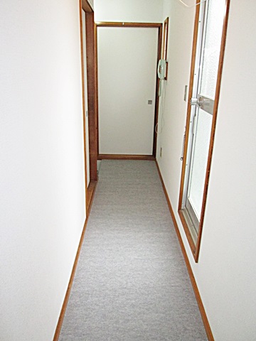 ２階廊下は、壁のクロスと床のカーペットを貼りかえ、明るく綺麗に甦りました。