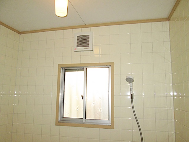 以前はシャワーが無かったので今回シャワー水栓を取り付けより使い易い浴室となりました。また浴室換気扇を取り付け浴室の湿気を排気出来る様にしました。
