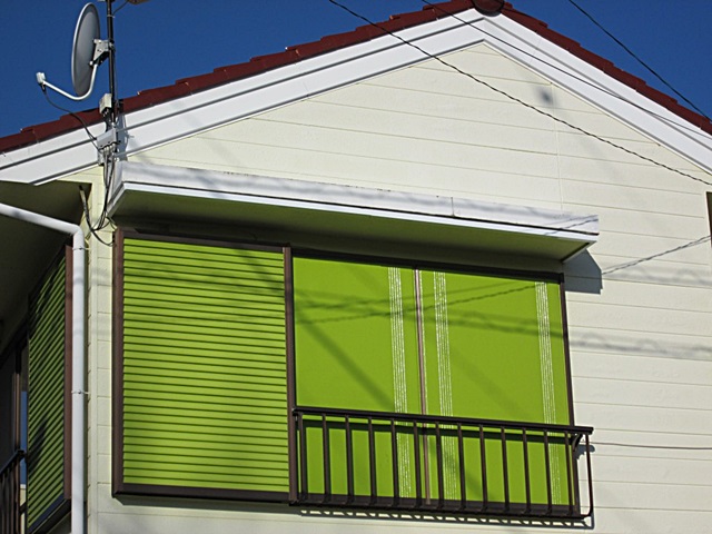 霧除け屋根を板金補修しました。