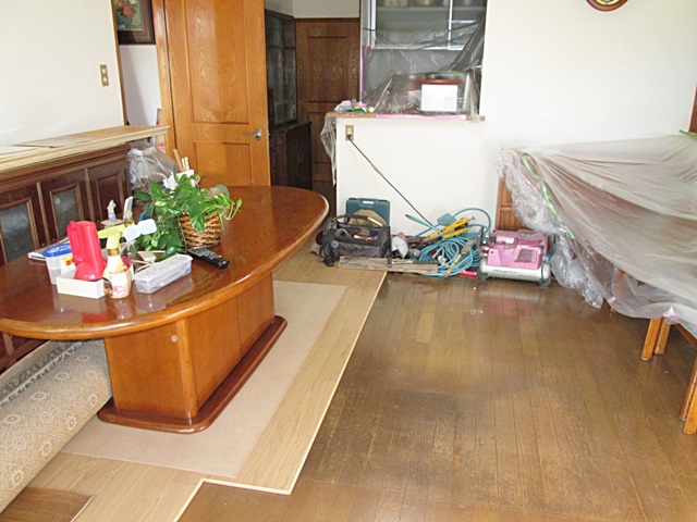 床の張り増し作業の途中の様子です。家具を全て片付けなくても、フロアー合板を張り終えた所に移動しながら作業を進めることができます。