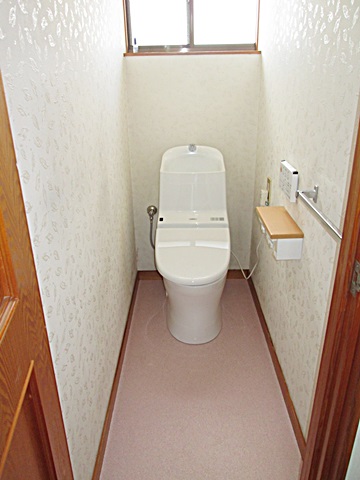 ２階のトイレは便器の交換と、床のクッションフロアーの貼り替えをしました。綺麗で衛生的な空間となりました。