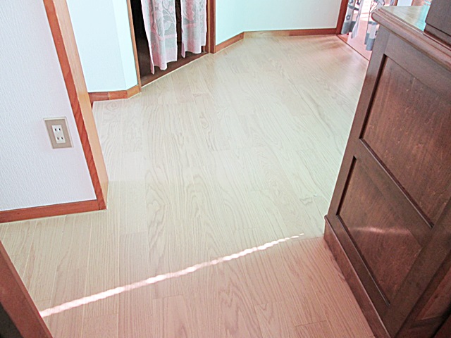 LDKに続き、階段ホールの床も張り増しを行い、明るく綺麗に甦りました。