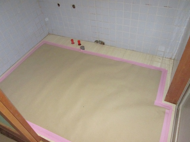 洗面所の床板を張り終りました。ベニヤと２重張りにしているのでとても丈夫になっています。洗面所の床にはこの後クッションフロアーを貼りました。