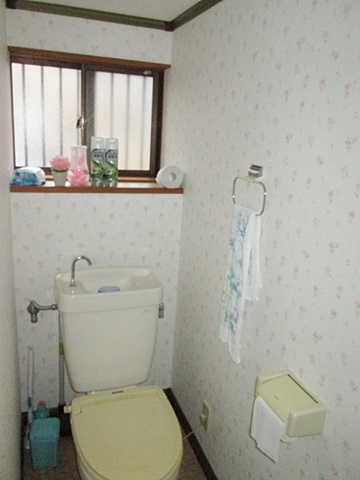 剥がれ掛けていたトイレのクロスを貼り替えました。花柄で可愛らしい空間になりました。